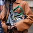 Túlzásba vitt kiegészítők

2025 tavaszán a „minél több, annál jobb” elv uralja a kiegészítőket. A Gucci, Balenciaga és Schiaparelli kifutóin a maximalizmus került előtérbe: rétegezett nyakláncok, halmozott karkötők, hatalmas fülbevalók és statement övek mind egyszerre jelentek meg egy-egy szetten belül. A táskákon láncok, kulcstartók és charmok lógtak, míg a kalapok, hajcsatok és napszemüvegek is feltűnően díszítettek voltak. A trend lényege, hogy merj játékos lenni és szabadon kombinálni – egy egyszerű szett is azonnal különlegessé válik, ha teleaggatod kiegészítőkkel. Ne félj attól, hogy „túl sok”, mert idén a túlzás a lényeg.
