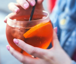 Ezt kérd a körmösödtől legközelebb: Az Aperol Spritz manikűr a nyár legfelkapottabb körömtrendje