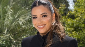 Eva Longoria arcpirítóan rövid ruhában mutatta meg tökéletes alakját: a színésznő a huszonéveseket is maga mögé utasítja